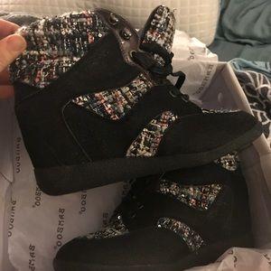 Size 8.5 women's wedge sneakers.